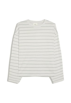 Weißes Langarmshirt mit dünnen, gleichmäßig verteilten schwarzen horizontalen Streifen und rundem Ausschnitt, flach auf weißem Hintergrund ausgelegt.