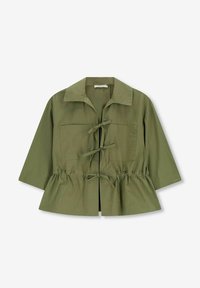 Veste vert olive avec un col, des manches trois-quarts, une taille à cordon de serrage et deux poches poitrine. Texture de tissu lisse.