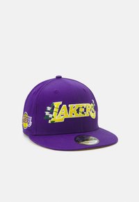 Gorra snapback morada con el logotipo "Lakers" bordado en amarillo y acentos florales. Visera plana, corona estructurada y etiqueta de New Era en la visera.