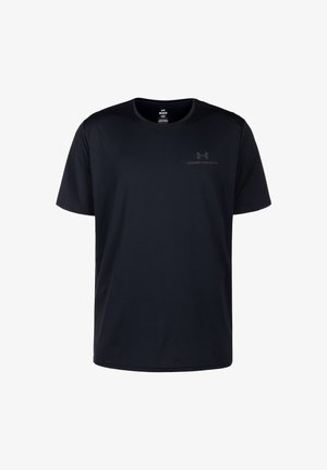 Camiseta atlética de manga corta negra hecha de tela suave. Presenta un cuello redondo y un discreto logo de Under Armour en gris oscuro en el pecho.
