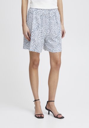 Shorts légers, arrivant au genou, en tissu blanc avec un motif tacheté bleu et noir ; taille élastique pour le confort ; coupe décontractée.