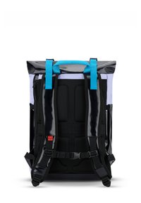 Modern, fekete hátizsák fényes felülettel, türkiz díszítéssel, párnázott vállpántokkal és hálós textúrával a háttámlán a kényelem érdekében.