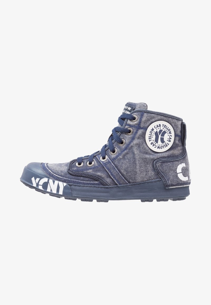 Baskets montantes en denim avec des lacets bleus, semelle en caoutchouc, écusson logo circulaire sur la cheville et texte blanc « "YCNY" » sur les zones des orteils et du talon.