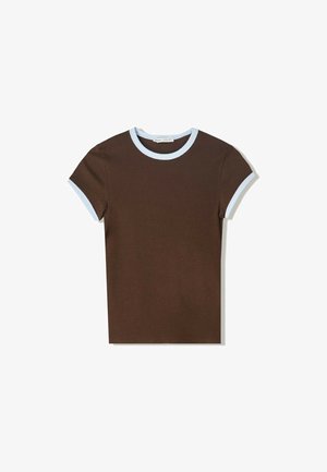 Ruskea puuvillapaita, jossa on vaaleansiniset ribbikankaiset kaula-aukko ja hihansuut. Lyhyet hihat, tiukka malli ja sileä pinta.