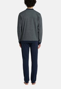 Set di pigiama da uomo composto da una maglietta a maniche lunghe grigio scuro a righe e pantaloni blu navy, realizzato in materiale morbido, con vestibilità comoda e cintura elastica.