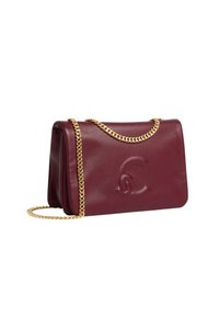 Borsa a mano in pelle bordeaux con tracolla a catena dorata, caratterizzata da un logo in rilievo discreto sulla parte anteriore e da una forma rettangolare elegante.