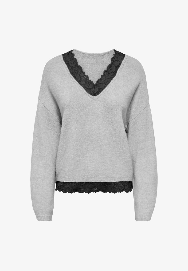 Pull gris clair à manches longues avec un col en V profond montrant une bordure en dentelle florale noire au niveau de l’encolure et de l’ourlet.
