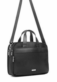 Czarna torba na ramię z teksturowanej tkaniny, z podwójnymi uchwytami u góry oraz odpinanym paskiem na ramię. Wyposażona w srebrne akcesoria i przednią kieszeń.