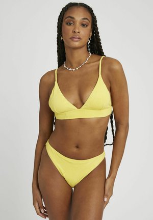 Ensemble de bikini jaune avec un motif floral texturé, comprenant un haut triangulaire et un bas taille basse, tous deux dotés de fines bretelles ajustables.