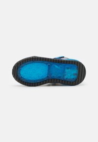 Geox INEK LIGHT UP BOY - Augsti sporta apavi - grey/light blue