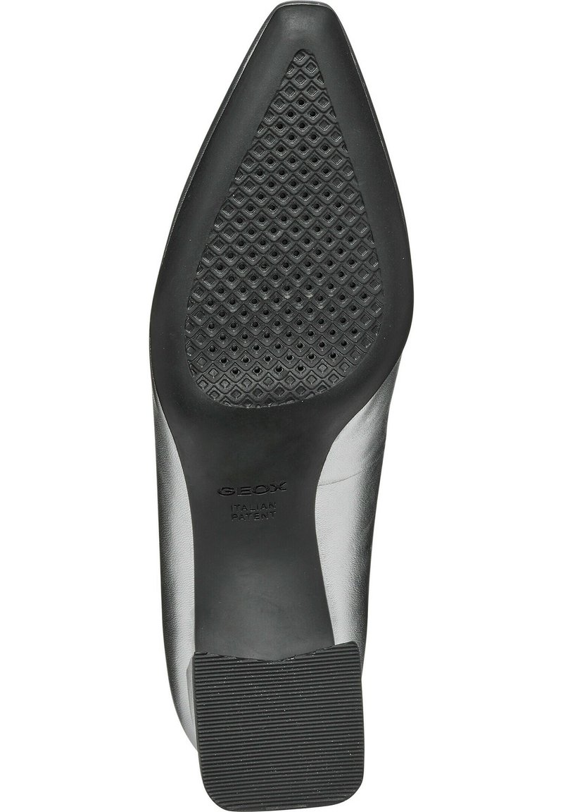 Schwarzer Lackleder-High Heel-Schuh mit spitzem Zehenbereich, strukturiertem schwarzen Gummisohle mit diamantförmigem Muster und Geox-Branding.