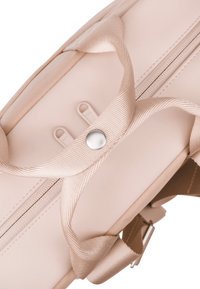 Borsa di medie dimensioni, di color rosa pallido con finitura liscia, con manici in tessuto, un bottone a pressione in argento e apertura con zip. Dettagli di design minimalista.