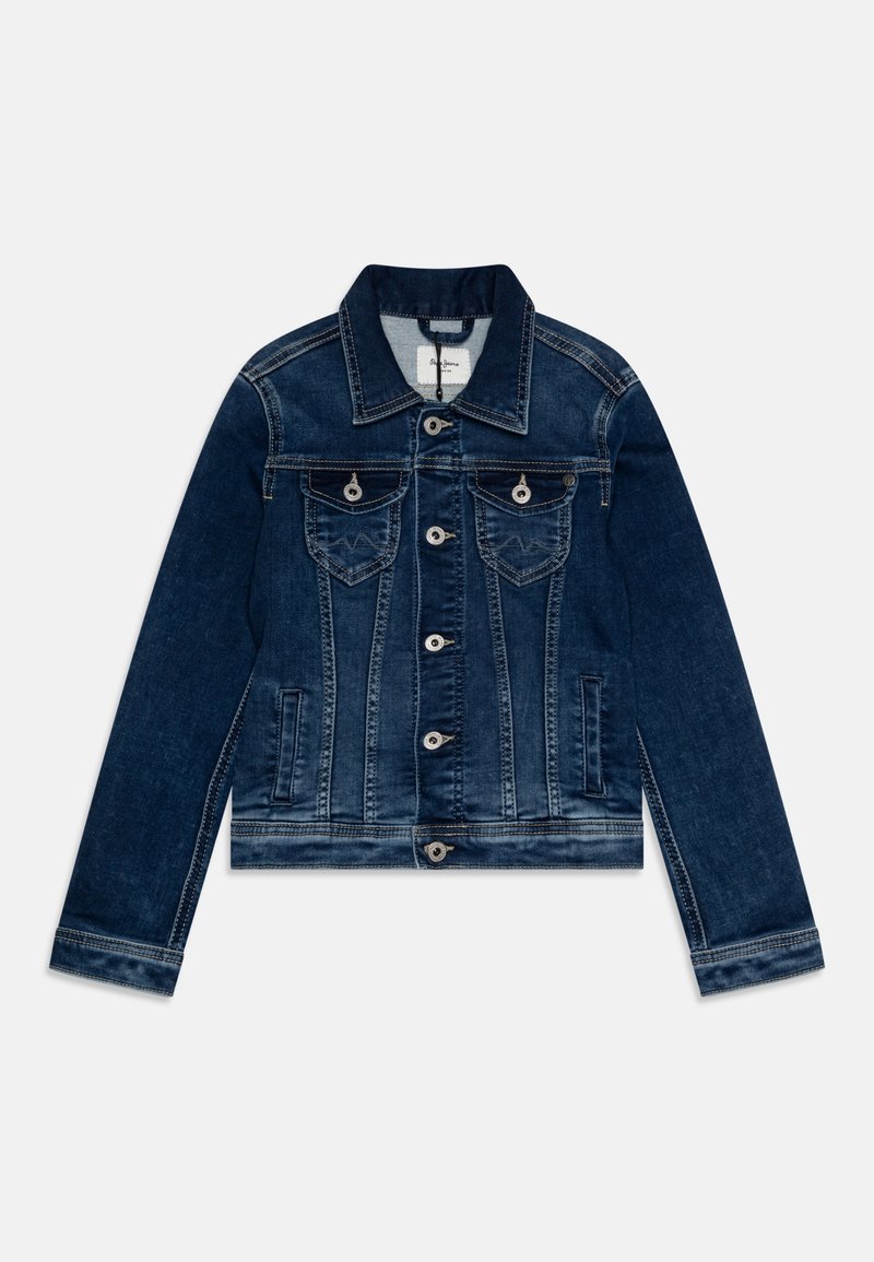 Veste en denim bleu foncé avec un design court. Présente des boutons argentés, deux poches poitrine et des coutures contrastées le long des coutures.