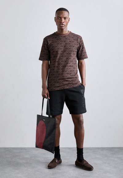 MOSCHINO Μπλουζάκι με στάμπα - fantasia marrone