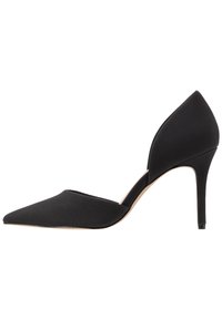 Scarpa stiletto nera con punta a forma di freccia, tomaia texturizzata, design con lato aperto e un tacco sottile e slanciato per un'elevazione aggiuntiva.