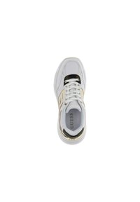 Sneaker bianco con accenti neri e dorati, tomaia in mesh e materiale sintetico, chiusura con lacci, collo imbottito e suola in gomma. Presenta il logo sul lato.