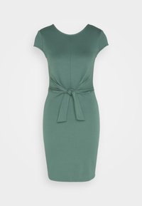 Robe verte mi-longue avec manches courtes et nœud noué à l'avant à la taille, présentée sur fond blanc.