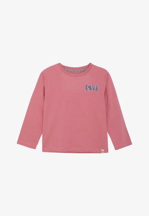 Roze lange-mouwen shirt met ronde hals, met het woord "LOVE" in gestileerde letters op de bovenste linkerborst.