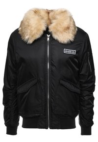 Černá bomber bunda s límcem z umělé kožešiny, zapínáním na zip, dvěma postranními kapsami a žebrovanými manžetami a spodním lemem. Hladká textura s lesklým povrchem.