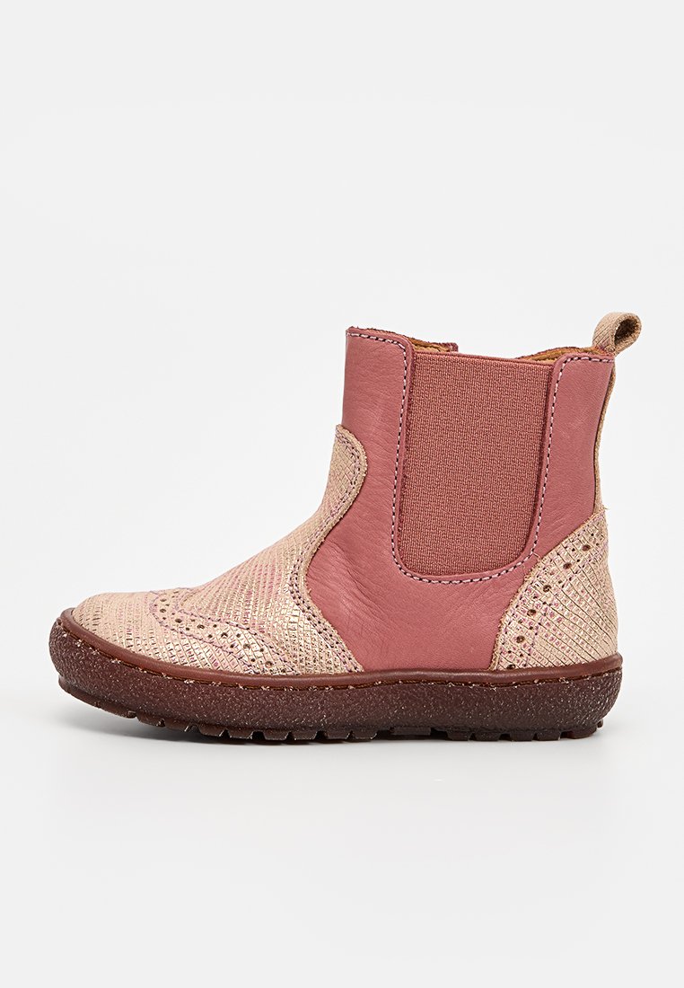 Rosa und beige Kleinkindstiefel mit elastischem Seitenpaneel, strukturiertem metallischem Muster, Ziehlasche und dunkler brauner Gummisohle.