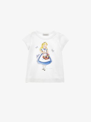 T-shirt bianco con una ragazza dei cartoni animati in abito blu che tiene un cesto di fiori. Il design include dettagli azzurri e farfalle.