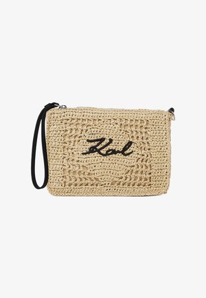 Pochette en paille tissée beige avec un motif texturé. Dispose d'une fermeture éclair noire et d'un bracelet-poignet, avec "Karl" brodé en fil noir.
