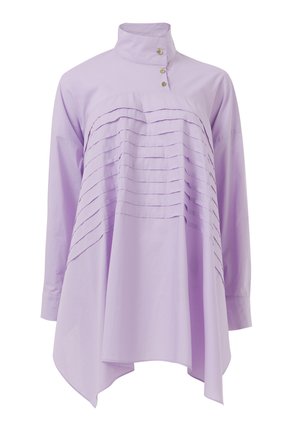 Lila langegemouwde shirt met hoge kraag, voorzien van horizontale plooien en drie gouden knopen. Glad materiaal, asymmetrische zoom.