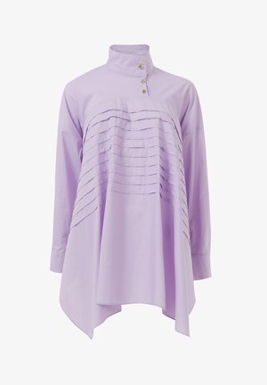 Lila langegemouwde shirt met hoge kraag, voorzien van horizontale plooien en drie gouden knopen. Glad materiaal, asymmetrische zoom.