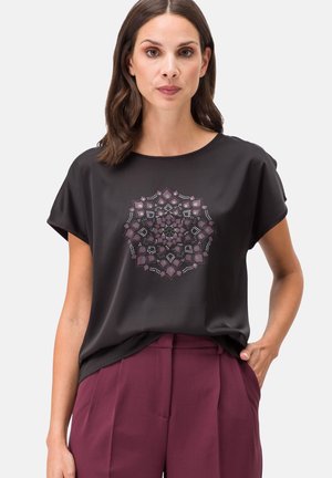 MIT MANDALA - Print T-shirt - patch blackred