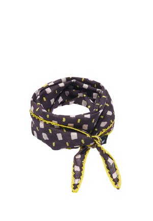 Ciemnofioletowy szalik z beżowymi i żółtymi prostokątnymi wzorami, zawiązany luźnym węzłem, z żółtym obszyciem na krawędziach.