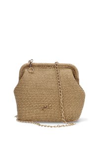 Bolso de paja trenzada en color marrón claro con una correa de cadena dorada para el hombro, que presenta una parte superior redondeada y un sutil patrón texturizado.