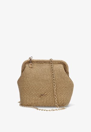 Bolso de paja trenzada en color marrón claro con una correa de cadena dorada para el hombro, que presenta una parte superior redondeada y un sutil patrón texturizado.