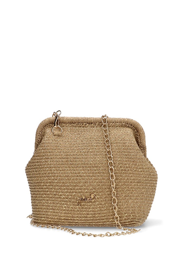 Bolso de paja trenzada en color marrón claro con una correa de cadena dorada para el hombro, que presenta una parte superior redondeada y un sutil patrón texturizado.