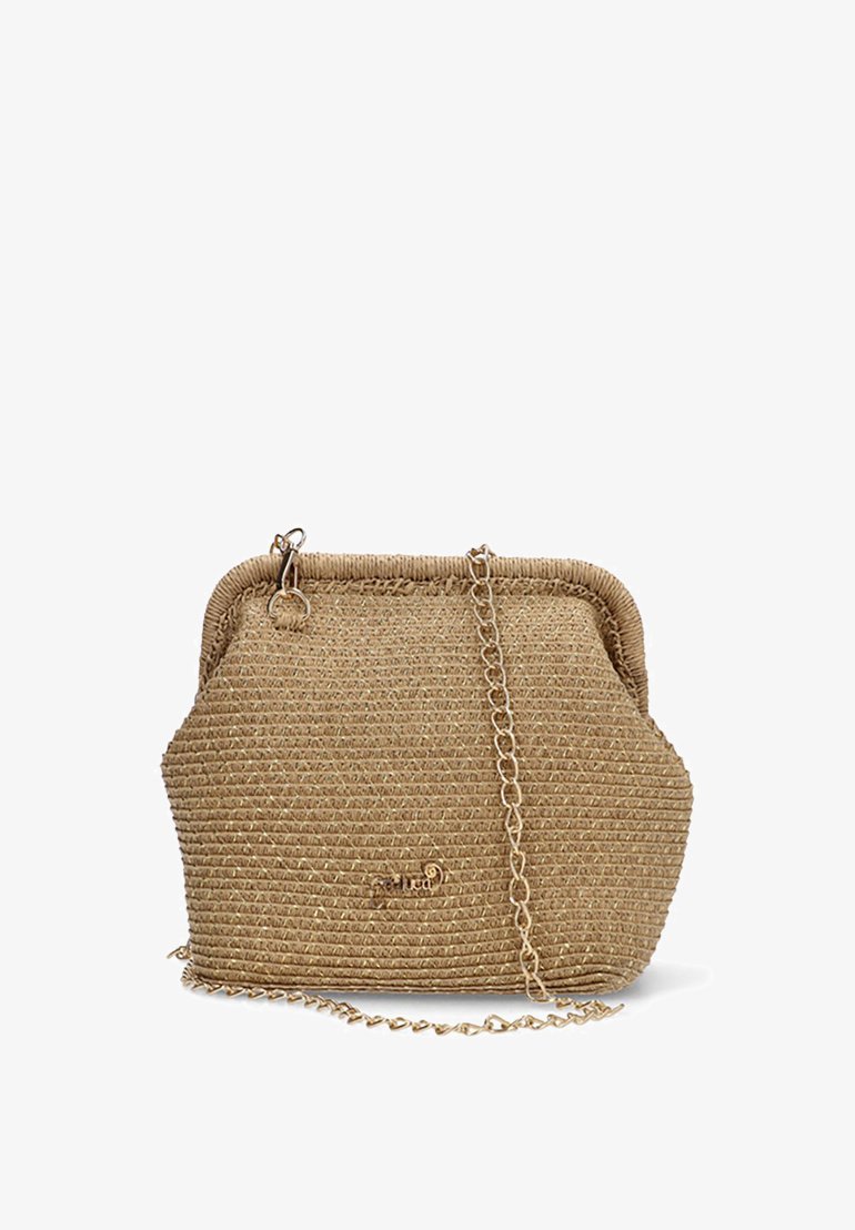 Bolso de paja trenzada en color marrón claro con una correa de cadena dorada para el hombro, que presenta una parte superior redondeada y un sutil patrón texturizado.