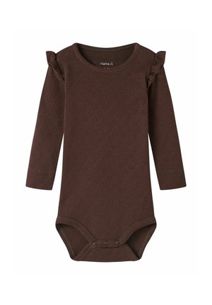 Body bébé marron à manches longues avec motifs de cœurs texturés, détails volantés aux épaules et fermetures pressions en bas.