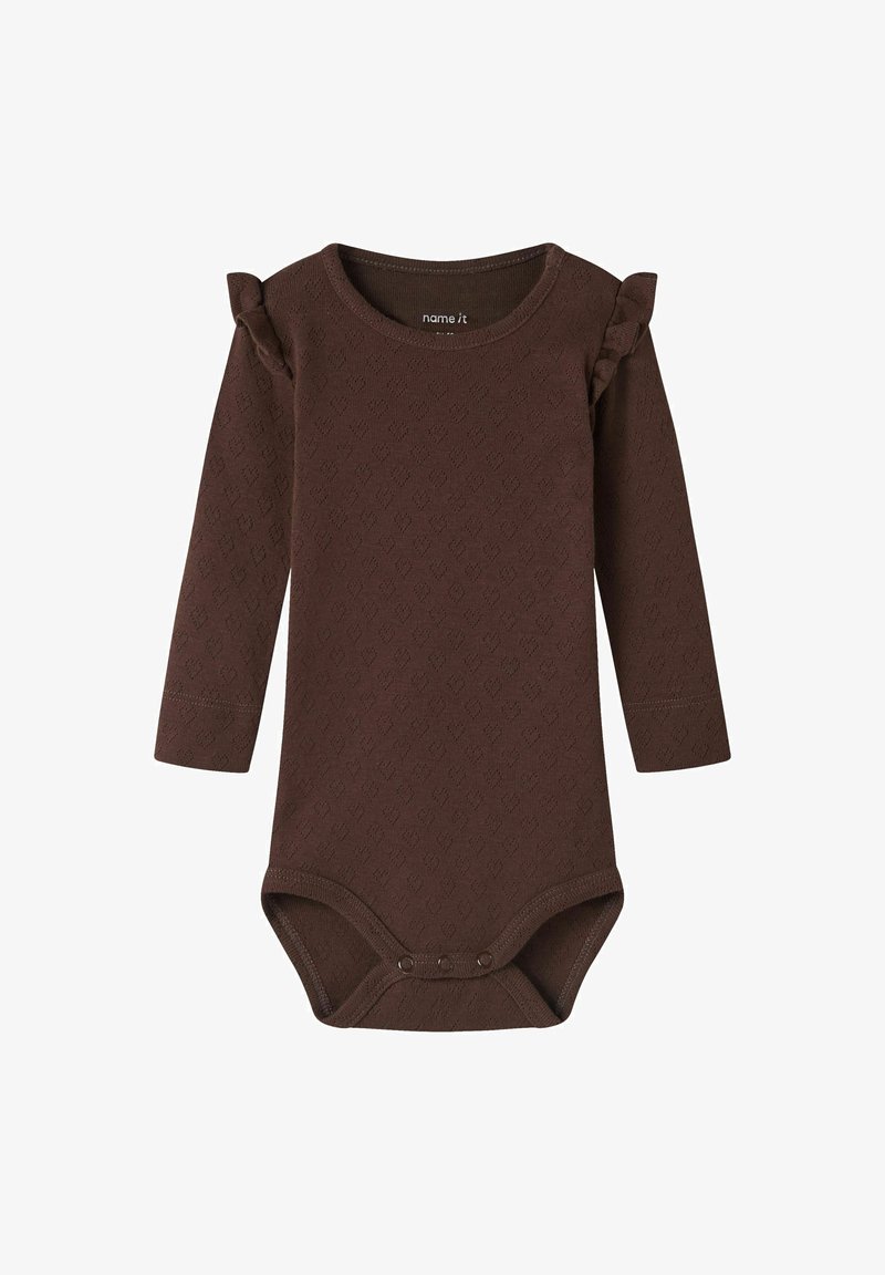 Body bébé marron à manches longues avec motifs de cœurs texturés, détails volantés aux épaules et fermetures pressions en bas.
