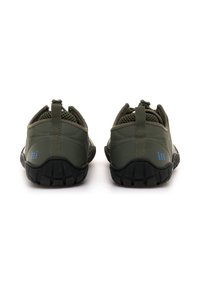 Scarpe sportive verdi con design basso, inserti in mesh, suola nera testurizzata e linguette posteriori per facilitare la calzata.