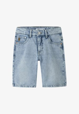 Lichtblauwe denim shorts met steekzakken, riemlussen en een knoopsluiting, weergegeven op een witte achtergrond.