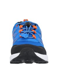 Blå idrottssko med mesh-övre, orange snören och svart sula. Har en vadderad krage och en texturerad gummisula för bra grepp.