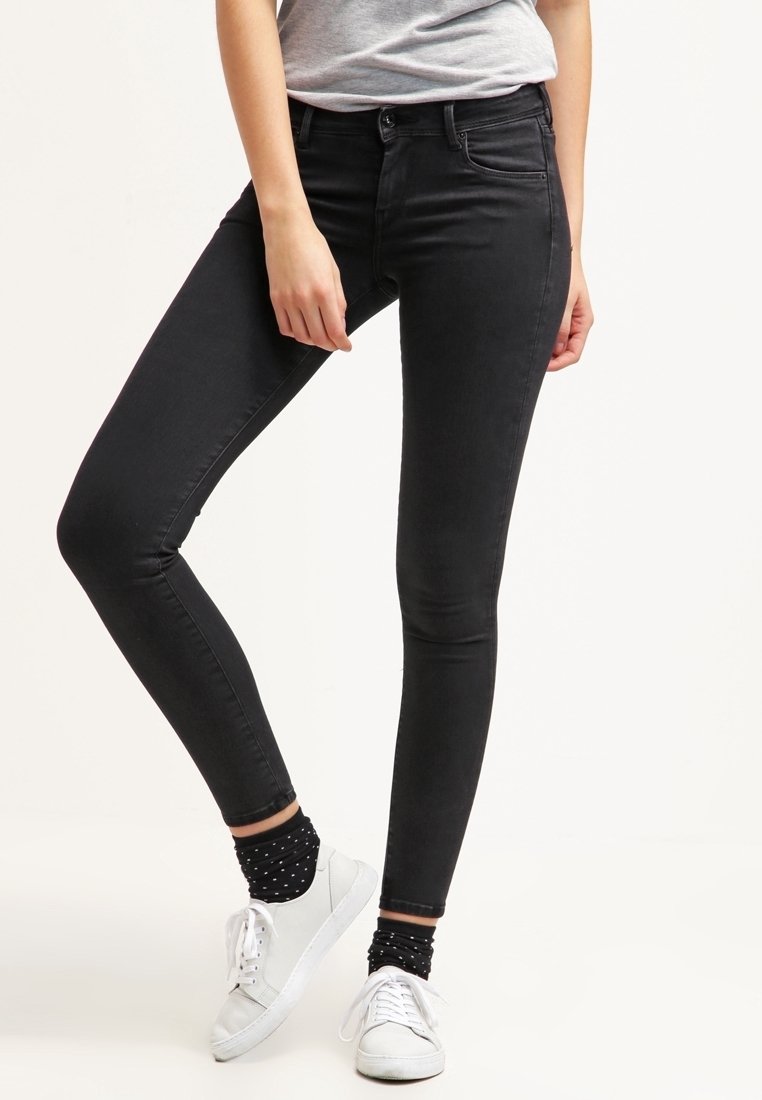 Jeans skinny negros confeccionados en denim, que cuentan con un diseño estándar de cinco bolsillos, un cierre frontal con botón y una textura suave.