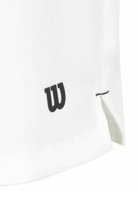 Weißes Sporthemd mit seitlichen Schlitzen; verfügt über ein schwarzes "W"-Logo nahe dem Saum. Glatte Textur mit sauberer Naht und minimalistischem Design.