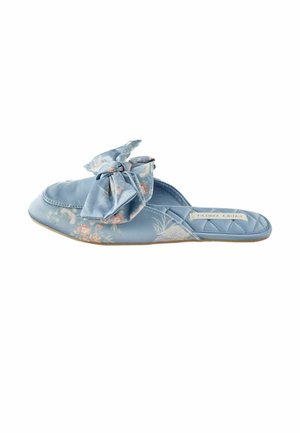 Hellblauer blumiger Stoff-Slipper mit großer gebundener Schleife oben und gesteppter Innensohle.