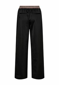 Zwarte wijde broek met een gladde textuur, voorzien van een elastische tailleband met roze accenten en twee achterzakken.