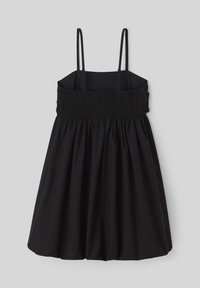 Robe noire sans manches avec un corsage smocké et une jupe évasée. Fabriquée en tissu lisse, elle présente des bretelles fines et un design fluide.