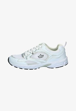 Weißer Sportschuh mit Mesh-Einsätzen, Schnürverschluss, schwarzer, gemusterter Sohle und kleinem schwarzem geometrischem Logo an der Seite.