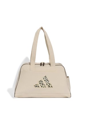 Sac de sport beige avec logo Adidas imprimé léopard, double poignée, fermeture éclair supérieure et poche latérale.