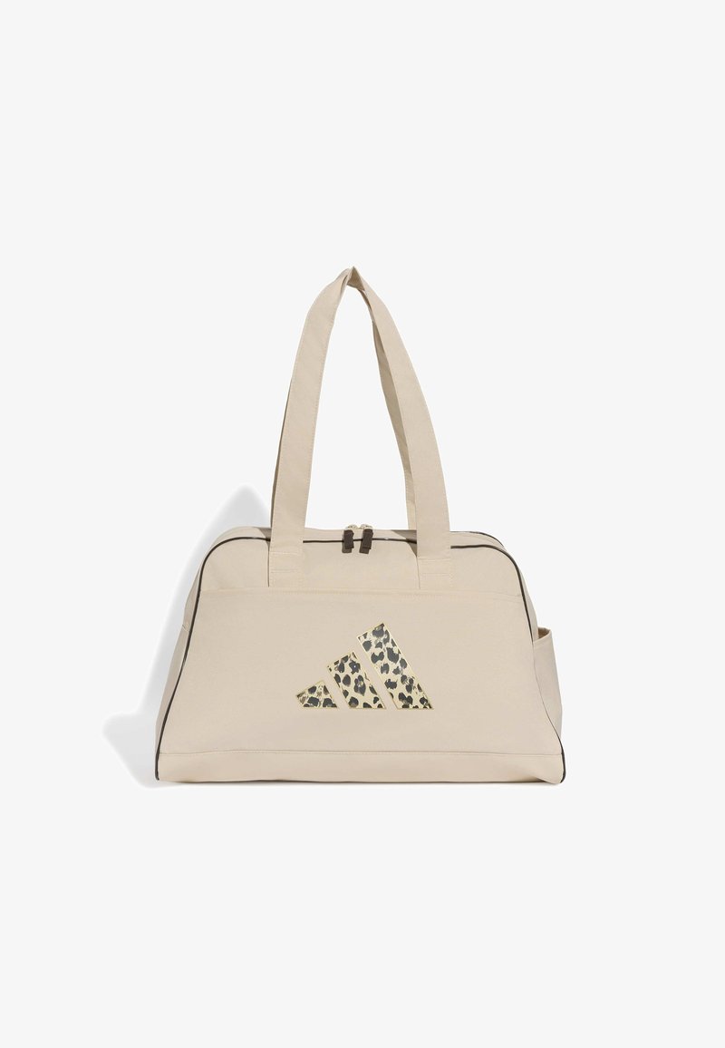 Sac de sport beige avec logo Adidas imprimé léopard, double poignée, fermeture éclair supérieure et poche latérale.