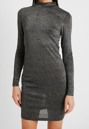 Robe noire à manches longues en tissu scintillant, avec un col montant et une silhouette ajustée, mettant en valeur la figure avec une texture lisse.