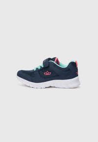 Baskets de sport de couleur marine avec des détails en maille, des accents roses et une semelle blanche. Présentent une sangle à crochets et uneç lacets vert clair.