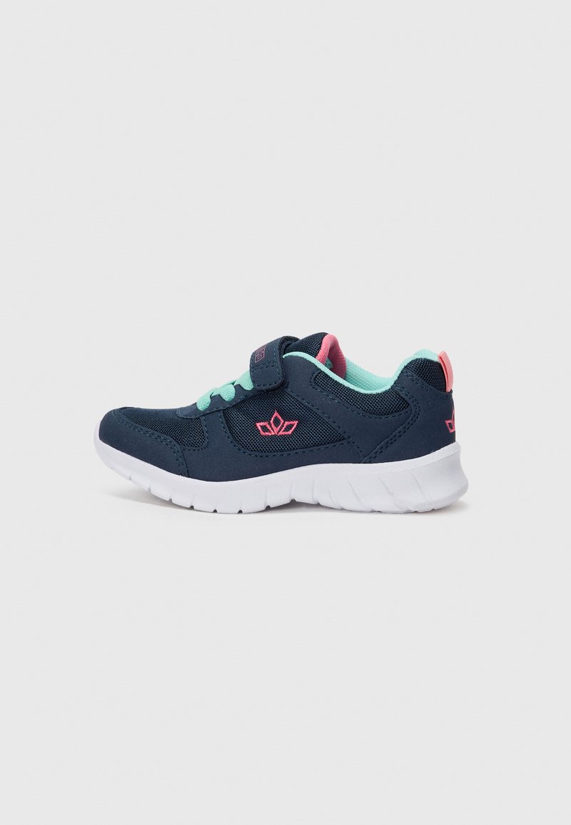 Baskets de sport de couleur marine avec des détails en maille, des accents roses et une semelle blanche. Présentent une sangle à crochets et uneç lacets vert clair.